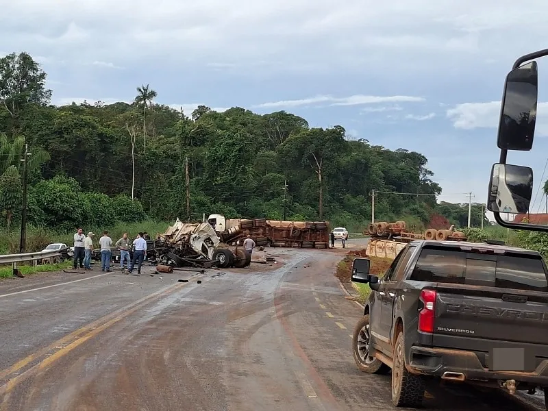 Colisão entre caminhões mata mecânico em trecho perigoso entre cidades de MT