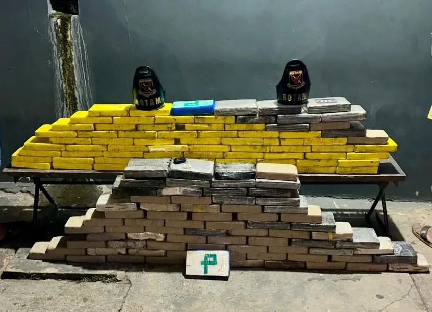 Rotam apreende 146 tabletes de cocaína e prende dois homens por tráfico