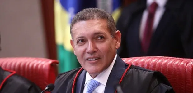 Ministros Nunes Marques e André Mendonça são eleitos presidente e vice do TSE