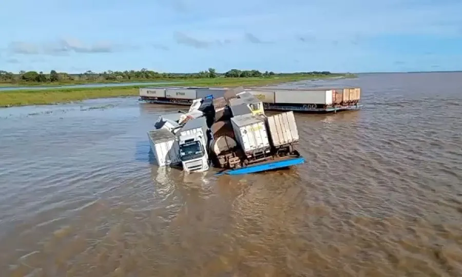 Balsa vinda de Manaus parte ao meio próximo a Santarém; ocupantes são resgatados