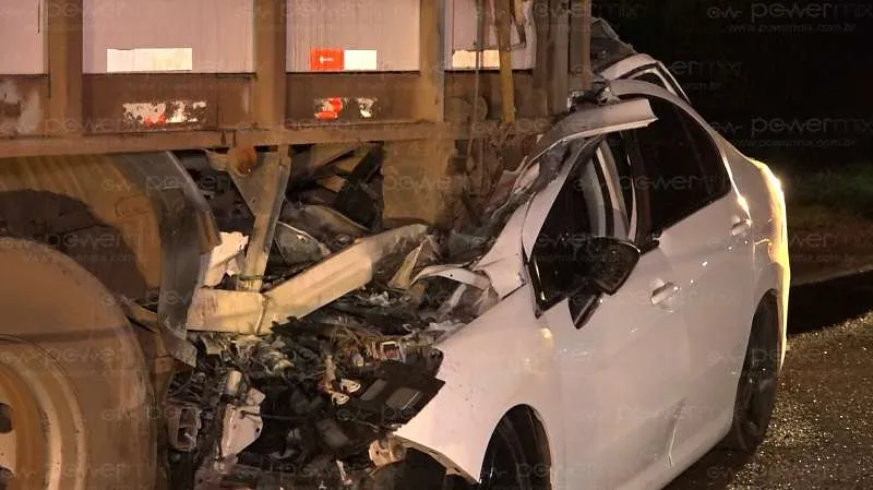 Carro bate em traseira de carreta com suínos e motorista morre em Nova Mutum/MT