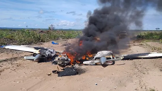 Avião bimotor cai em estrada rural de Campo Novo dos Parecis/MT