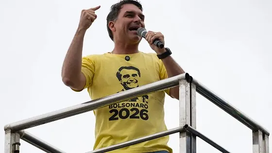 Flávio Bolsonaro comanda motociata e visita feira agro em Sinop/MT