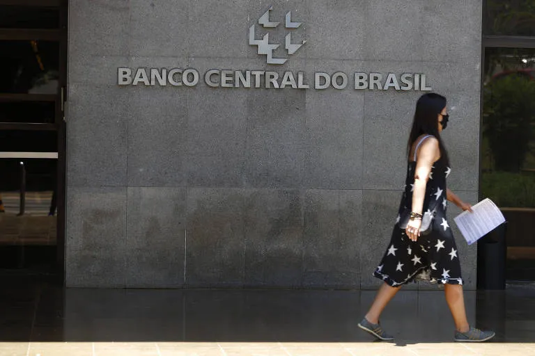 Juros elevados mantêm pressão sobre endividamento das famílias