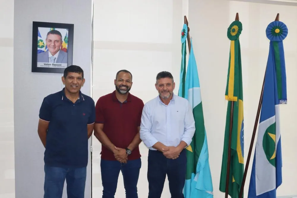 Prefeito Volmir e vice Renato oficializam Arlito Silva como novo secretário de Esporte, Cultura e Lazer de Trivelato