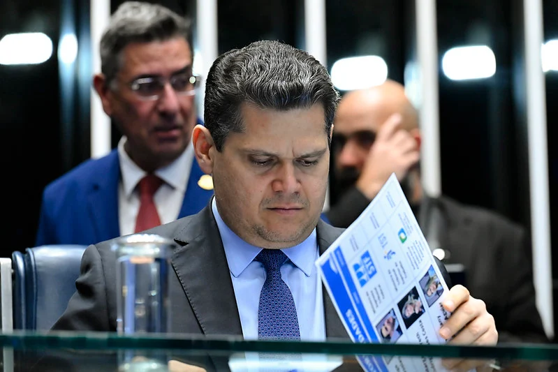 Alcolumbre faz manobra para reduzir pena de Bolsonaro sem mudar penas de condenados por crimes hediondos