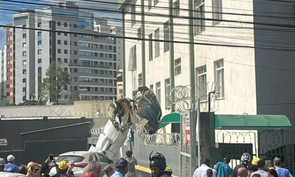Avião bate em prédio e cai em BH