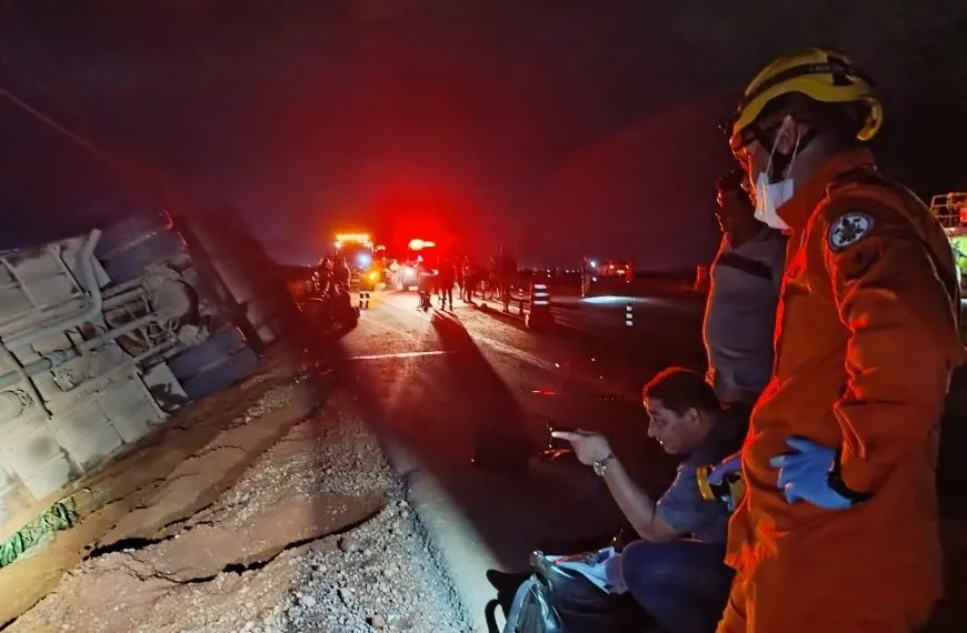 Ônibus com 26 passageiros tomba e 6 pessoas ficam gravemente feridas na BR-163 em Lucas do Rio Verde
