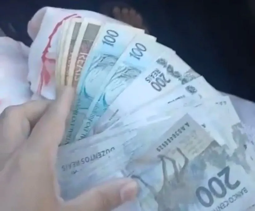 Casal encontra R$ 10 mil em caçamba de entulho e devolve dinheiro ao dono em Nova Mutum; Veja vídeo