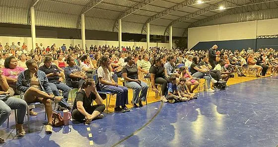 Reunião sobre transferência dos 6º anos para rede estadual termina em tumulto e revolta de pais em Nova Mutum/MT