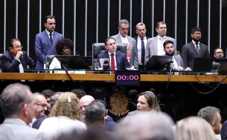 Câmara aprova em dois turnos fim da escala 6x1 com jornada máxima de 40 horas semanais 