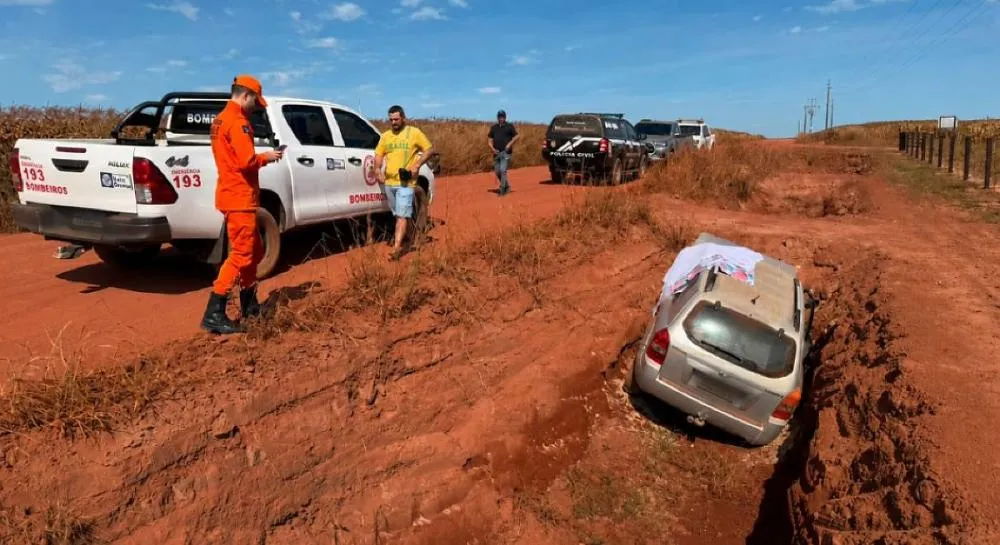 Homem morre preso às ferragens de carro após cair com veículo em vala no interior de MT