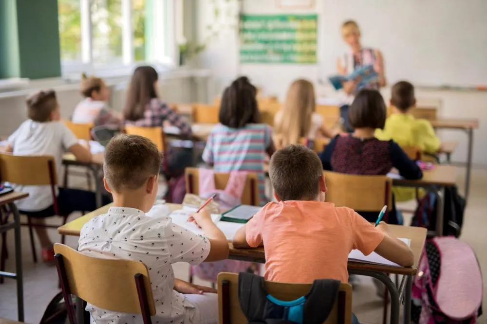 Senado aprova piso de R$ 5.130 para professores e nova regra de reajuste