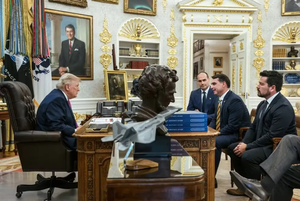 Horas após nova proposta de tarifaço contra o Brasil, Trump posta foto com Flávio Bolsonaro