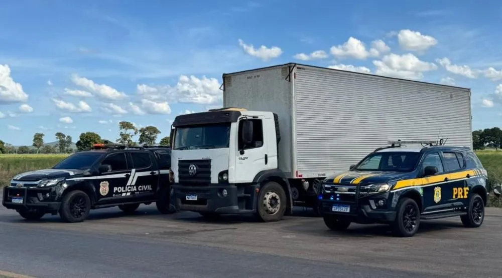Polícia Civil e PRF apreendem caminhão carregado de alimentos pertencente a facção criminosa em Cáceres