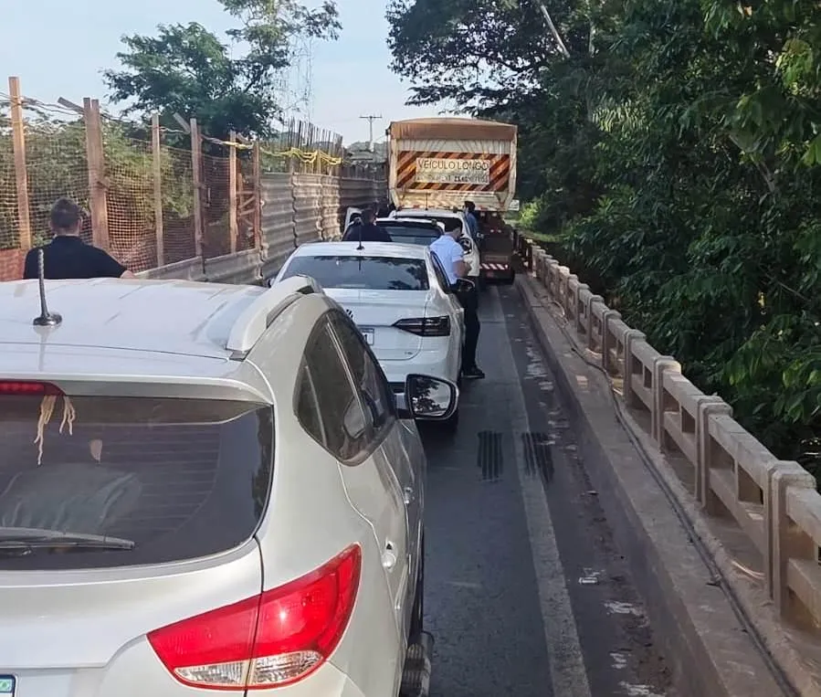 Acidente na ponte do Rio Cuiabá em Rosário Oeste gera longo congestionamento na manhã desta sexta (03) e revolta motoristas