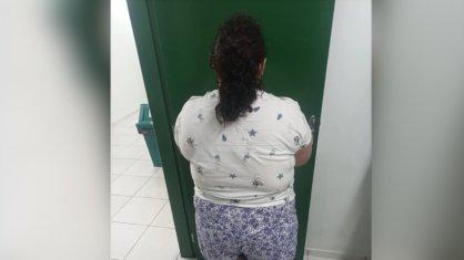 Mulher de 37 anos presa após fingir ter 12 anos e ser 'adotada' por família em SC