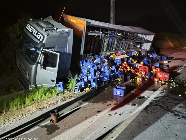 Carreta carregada de cerveja tomba na BR-163 em Sorriso/MT