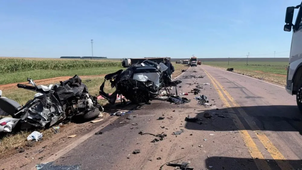 Casal de idosos morre em batida entre carro e caminhões na BR-364 em MT