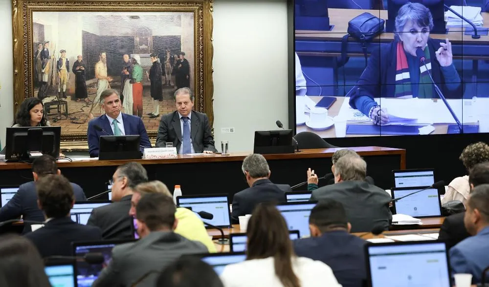 CCJ da Câmara aprova PEC que reduz a maioridade penal para 16 anos